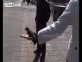 فيديو طائر يحترف التسول ويجمع العملات لمالكه